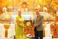 Chủ tịch UBND TP. Hà Nội Trần Sỹ Thanh tặng biểu trưng hoa sen khảm thủ công cho bà Mariam J. Sherman, Giám đốc Quốc gia Ngân hàng Thế giới phụ trách khu vực Việt Nam, Lào và Campuchia. Ảnh: Hoàng Nam