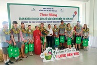 Bà Nguyễn Thị Ngọc Dung, Phó giám đốc Sở VHTTDL tỉnh Bến Tre (áo đỏ) và ngành du lịch chào mừng Đoàn khách du lịch quốc tế đầu tiên đến Bến Tre năm 2025