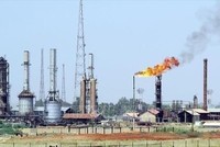 Một nhà máy lọc dầu tại Iran. Ảnh tư liệu: IRNA/TTXVN