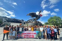Sự tăng cao của giá vé máy bay nội địa đã khiến nhiều du khách quyết định chuyển hướng sang các tour quốc tế. Ảnh: Uni tour