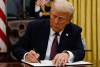 Tổng thống Mỹ Donald Trump ký sắc lệnh tại Nhà Trắng, Washington, DC. Ảnh: Getty Images/TTXVN