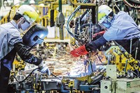 Tổng vốn đầu tư nước ngoài đăng ký vào Việt Nam tính đến ngày 30/6/2025 tăng 32,6% so với cùng kỳ năm trước đã thể hiện sức hút của thị trường Việt Nam đối với nhà đầu tư quốc tế. Trong ảnh: Công nhân thực hiện công đoạn lắp ráp ô tô trong một nhà máy của Toyota tại Việt Nam: Ảnh: Lê Toàn