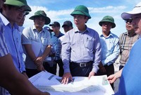Phó chủ tịch Thường trực UBND tỉnh Quảng Trị Hoàng Nam (thứ tư, trái ảnh) trong một chuyến kiểm tra thực địa dự án. Ảnh: Trường Nhật