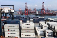 Trong nửa đầu năm 2025, xuất khẩu của Trung Quốc tăng 5,9% so với cùng kỳ năm trước, trong khi nhập khẩu giảm 3,9%. Ảnh: AFP