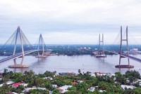 Hàng loạt công trình hạ tầng giao thông trọng điểm được đầu tư xây dựng trên địa bàn tỉnh Vĩnh Long. Trong ảnh: cầu Mỹ Thuận bắc qua sông Tiền