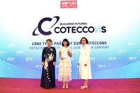 Bà Nguyễn Thị Huyên Phương - Giám đốc Đối ngoại Coteccons nhận vinh danh từ Ban tổ chức