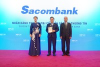 Đại diện Sacombank, ông Đào Nguyên Vũ - Phó Tổng giám đốc nhận giải thưởng Top 50 Doanh nghiệp phát triển bền vững tiêu biểu Việt Nam 2025.