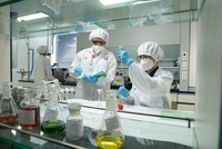 Nhân viên làm việc tại phòng Lab của Imexpharm. Ảnh: Imexpharm