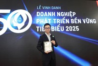 Ông Nguyễn Quốc Huy, Phó Trưởng Phòng Truyền Thông và Thương Hiệu của Imexpharm, đại diện công ty nhận kỷ niệm chương CSA 2025. Ảnh: Imexpharm