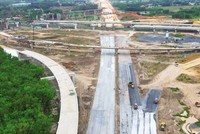 Để thúc đẩy tăng trưởng, cần đẩy mạnh giải ngân vốn đầu tư công. Trong ảnh: Xây dựng cao tốc Biên Hòa - Vũng Tàu. Ảnh: Lê Toàn