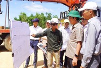 Phó chủ tịch Thường trực UBND tỉnh Quảng Trị Hoàng Nam (đội mũ xanh) kiểm tra tiến độ triển khai tuyến đường bộ ven biển đoạn tuyến qua khu vực cầu Cửa Tùng và Cửa Việt.
