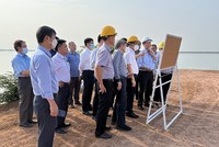 Đoàn công tác của EVN kiểm tra hiện trường thực hiện dự án nhà máy thủy điện Trị An mở rộng.