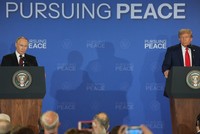 Tổng thống Mỹ Donald Trump (phải) và Tổng thống Nga Vladimir Putin trong cuộc họp báo chung tại Căn cứ Elmendorf-Richardson ở Anchorage, bang Alaska (Mỹ) ngày 15/8/2025. Ảnh: THX/TTXVN