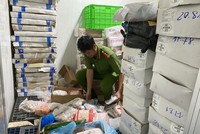 Tháng 6/2025, Công an TP.HCM phát hiện kho lạnh một công ty kinh doanh thực phẩm tại huyện Bình Chánh đang lưu chứa hơn 61,5 tấn nội tạng và thịt động vật không có hóa đơn, chứng từ chứng minh nguồn gốc, xuất xứ.