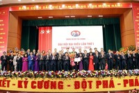 Ban Chấp hành Đảng bộ Bộ Tài chính nhiệm kỳ 2025 - 2030 ra mắt Đại hội. Đồng chí Nguyễn Chí Dũng - Ủy viên Trung ương Đảng, Ủy viên Ban Thường vụ Đảng ủy Chính phủ, Phó Thủ tướng Chính phủ tặng hoa chúc mừng. Ảnh: Đức Thanh.