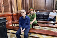 Bị cáo Ngô Xuân Trường (áo xanh) và Lưu Quang Lãm (áo trắng).