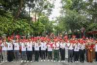Người dân háo hức đón xem tổng hợp hợp luyện tại Quảng trường Ba Đình