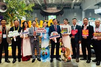 Ông Trần Trung Hiếu, Phó giám đốc Sở Du lịch Hà Nội (thứ tứ từ trái qua) và các đại biểu check-in tại Gian hàng của Sở Du lịch Hà Nội.