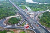 Một nút giao kết nối đoạn Tân Vạn - Nhơn Trạch với cao tốc TPHCM - Long Thành. Ảnh: Lê Toàn.