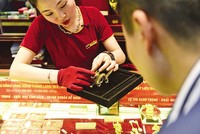 Giá vàng tại Việt Nam đang cao hơn so với thế giới, lập sàn vàng được xem là giải pháp căn cơ giúp bình ổn thị trường. Ảnh: Đức Thanh