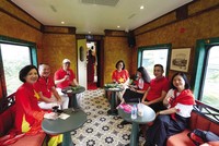 Du khách trải nghiệm đoàn tàu du lịch hai tầng The Hanoi Train. Ảnh: Hồ Hạ