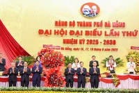 Đồng chí Trần Cẩm Tú tặng hoa chúc mừng Đại hội đại biểu lần thứ I Đảng bộ thành phố Đà Nẵng nhiệm kỳ 2025 - 2030.