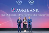 Đại diện Ngân hàng Nông nghiệp và Phát triển Nông thôn Việt Nam nhận vinh danh tại Lễ công bố