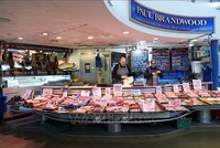 Một quầy bán thịt tại chợ ở Manchester, Anh. Ảnh: THX/TTXVN