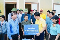 Đại diện Quỹ Thiện Tâm trao tặng hỗ trợ xây dựng khu tạm cư cho người dân Làng Lũ sau bão Yagi.