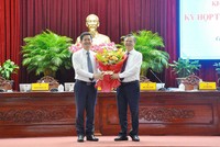 Bí thư Thành ủy Cần Thơ Lê Quang Tùng (bên trái) tặng hoa chúc mừng ông Trương Cảnh Tuyên