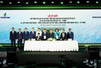 Ông Nguyễn Việt Cường - Phó tổng giám đốc Vietcombank và ông Dương Mạnh Sơn - Phó tổng giám đốc Petrovietnam đại diện hai đơn vị thực hiện ký kết hợp đồng cho vay dự án thượng nguồn và trung nguồn thuộc Chuỗi dự án khí điện Lô B – Ô Môn trước sự chứng kiến của Lãnh đạo Chính phủ, bộ, ban, ngành Trung ương và lãnh đạo cấp cao của 2 bên