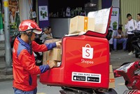 Thương mại điện tử là động lực quan trọng thúc đẩy tăng trưởng kinh tế. Ảnh: Lê Toàn