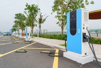 Trạm sạc xe điện lớn nhất cả nước của V-Green tại Trung tâm triển lãm Việt Nam (Hà Nội).