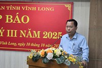 Ông Nguyễn Mạnh Hùng, Chánh Văn phòng UBND tỉnh Vĩnh Long thông tin tình hình kinh tế - xã hội tỉnh tại cuộc họp báo quý III năm 2025 do UBND tỉnh Vĩnh Long tổ chức