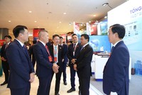Bộ trưởng Nguyễn Văn Thắng tham quan khu triển lãm của các doanh nghiệp thuộc Bộ Tài chính