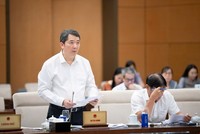 Thứ trưởng Bộ Tài chính Cao Anh Tuấn báo cáo tại phiên họp.