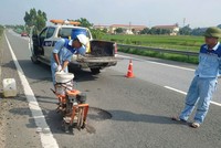 Sửa chữa hư hỏng mặt đường do mưa lũ trên cao tốc Nội Bài - Lào Cai.