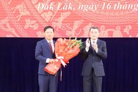 Ông Lê Minh Hưng trao quyết định của Bộ Chính trị chỉ định ông Lương Nguyễn Minh Triết giữ chức Bí thư Tỉnh ủy Đắk Lắk.