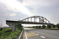 Một cầu đường sắt thi công dang dở qua khu vực Bắc Ninh. Ảnh: Hữu Nghị