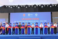 Các đại biểu tham dự lễ cắt băng khánh thành dự án.