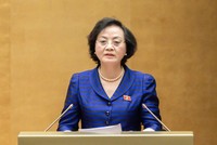 Bộ trưởng Bộ Nội vụ Phạm Thị Thanh Trà thay mặt Chính phủ trình Quốc hội xem xét Luật Viên chức (sửa đổi). Ảnh: Hồng Phong