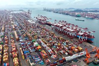 Cảng container hàng hóa ở Thanh Đảo, tỉnh Sơn Đông, Trung Quốc. Ảnh: THX/TTXVN