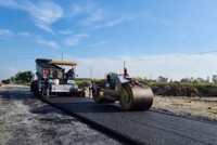 Thảm bê tông nhựa tại gói XL03 đoạn cao tốc Hậu Giang - Cà Mau (Ảnh: Mỹ Lệ)