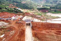 Từ khi xảy ra sự cố sụt lún, sạt trượt đất, Dự án Hồ chứa nước Đông Thanh (xã Nam Ban Lâm Hà, tỉnh Lâm Đồng) phải tạm dừng thi công để xác định nguyên nhân cũng như đánh giá mức độ ảnh hưởng, xem xét việc tiếp tục triển khai dự án có khả thi hay không. Ảnh: A.T