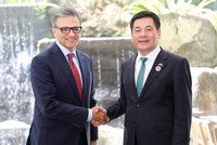 Bộ trưởng Công thương Việt Nam và Chủ tịch kiêm Giám đốc điều hành Hội đồng Kinh doanh Canada, Goldy Hyder .
