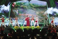 Với tư cách là nền tảng tinh thần của xã hội, văn hóa phát triển là sáng tạo, mở rộng trí tuệ, thẩm mỹ, nhân bản phác thảo chân dung dân tộc...