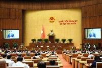 Quốc hội nghe Phó trưởng đoàn giám sát Lê Quang Mạnh trình bày báo cáo kết quả giám sát. Ảnh: Viết Chung 