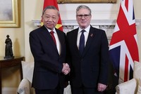 Tổng Bí thư Tô Lâm bắt tay Thủ tướng Anh Keir Starmer. Ảnh: TTXVN.