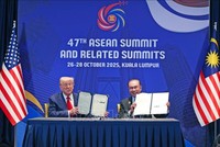 Thủ tướng Anwar Ibrahim và Tổng thống Mỹ Donald Trump tại lễ ký thảo thuận thương mại song phương. Ảnh: TTXVN