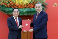 Tổng Bí thư Tô Lâm trao Quyết định của Bộ Chính trị điều động, phân công, bổ nhiệm đồng chí Trịnh Văn Quyết giữ chức Trưởng Ban Tuyên giáo và Dân vận Trung ương. (Ảnh: Thống Nhất/TTXVN).